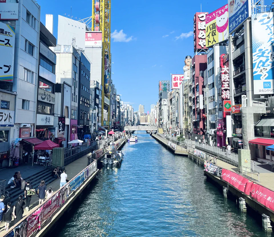 오사카 도톤보리 강과 양쪽 상점, 강변 산책로